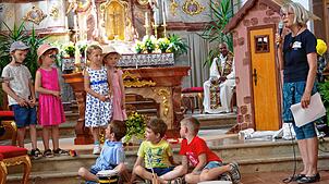 Die Kindergartenkinder eröffnen mit ihrem musikalischen Einzug in die Kirche die Einweihungsfeier ihres erneuerten Kindergartens. Im ...
