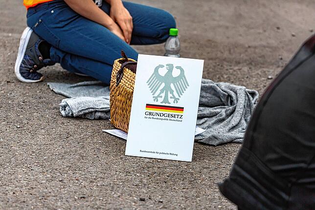 Viele Demonstranten beziehen sich aufs Grundgesetz und die Freiheitsrechte.