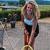 Beim Reinigen des Schwimmbad-Bodens mit einem selbstfahrenden Unterwasserstaubsauger: Bademeisterin Theresa Oschwald.