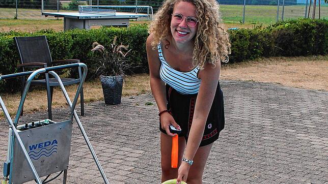 Beim Reinigen des Schwimmbad-Bodens mit einem selbstfahrenden Unterwasserstaubsauger: Bademeisterin Theresa Oschwald.