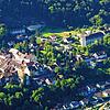 Luftaufnahme von Stühlingen. Zu sehen ist die Altstadt (links) sowie Krankenhaus und Kloster (rechts).