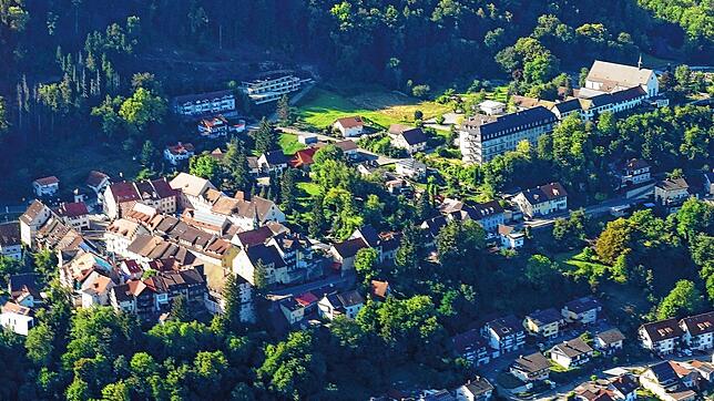 Luftaufnahme von Stühlingen. Zu sehen ist die Altstadt (links) sowie Krankenhaus und Kloster (rechts).