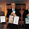 Den Friedensnobelpreis gab es 1994 für drei Politiker. Von links: PLO-Führer Jassir Arafat, Israels Außenminister Schimon Peres und der ...