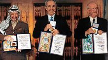 Den Friedensnobelpreis gab es 1994 für drei Politiker. Von links: PLO-Führer Jassir Arafat, Israels Außenminister Schimon Peres und der ...
