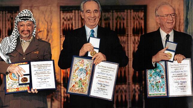 Den Friedensnobelpreis gab es 1994 für drei Politiker. Von links: PLO-Führer Jassir Arafat, Israels Außenminister Schimon Peres und der ...