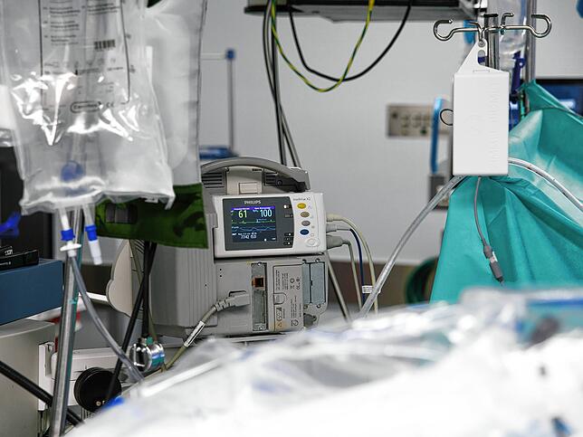 Eines der Instrumente im OP, das unter anderem die Herzfrequenz des schlafenden Patienten angibt.