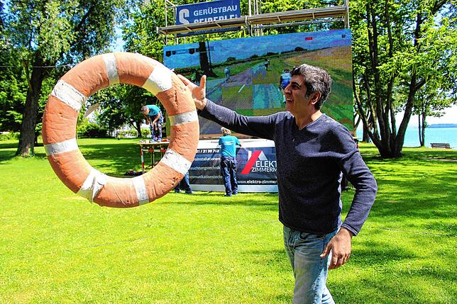 Cengiz Aktas, Pächter des Strandbades Ost in Überlingen, ließ 2018 eine 24 Quadratmeter große LED-Wand für die Fußball-WM aufbauen. ...