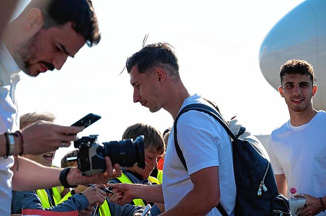 Bild 17: Ankunft der ungarischen Fußballnationalmannschaft