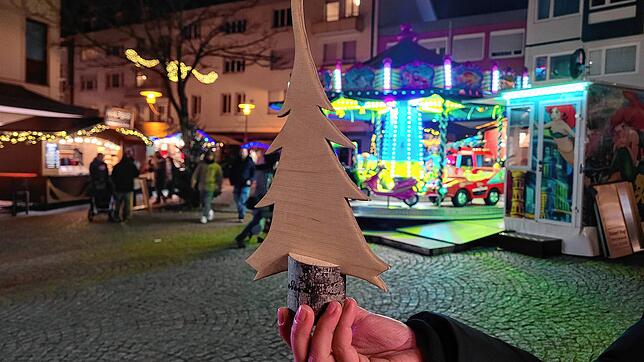 Der kleine Weihnachtsbaum aus Holz ist einfach, aber jeden Cent wert.