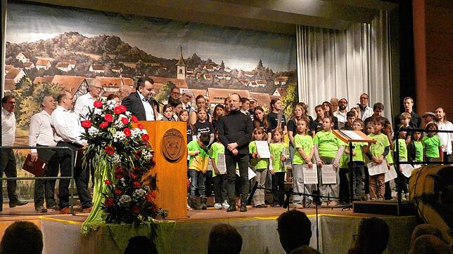 Bürgermeister Andreas Morasch dankt und verabschiedet Chorleiter Georg Boller. Bild: Michael Pfisterer/Männerchor