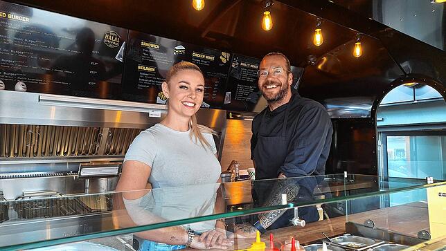 Besitzerin Lana Nienaber und Timo Leibbrand im Foodtruck.