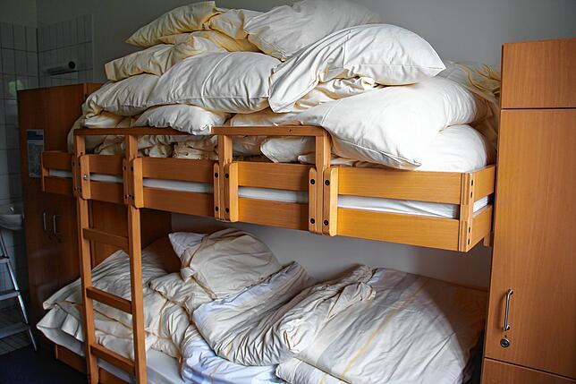 Viel Improvisation: Dieses Zimmer dient aktuell als Bettenlager – laut Vorschrift müssen Bettzeug und Bezüge häufiger gewechselt ...