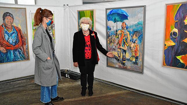 Mit einer besonderen Beziehung zur Lauffenmühle nahm Kunstmalerin Ingrid Veit aus Erzingen (rechts) an der Ausstellung teil. Sie ...
