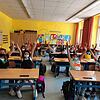 &bdquo;Juhu, endlich wieder zusammen Unterricht&ldquo;: Die Klasse 4 a der Talschule Wehr jubelt.