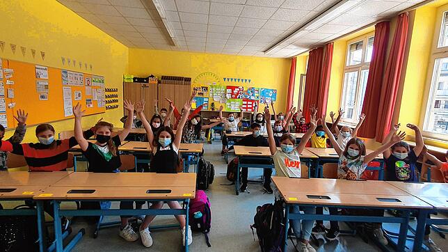 &bdquo;Juhu, endlich wieder zusammen Unterricht&ldquo;: Die Klasse 4 a der Talschule Wehr jubelt.