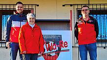 Fabian Moser (links) mit Oma Hilda und Vater Markus vor dem Logo des FV Walbertsweiler-Rengetsweiler. Für die Mosers ist die Liebe zum ...