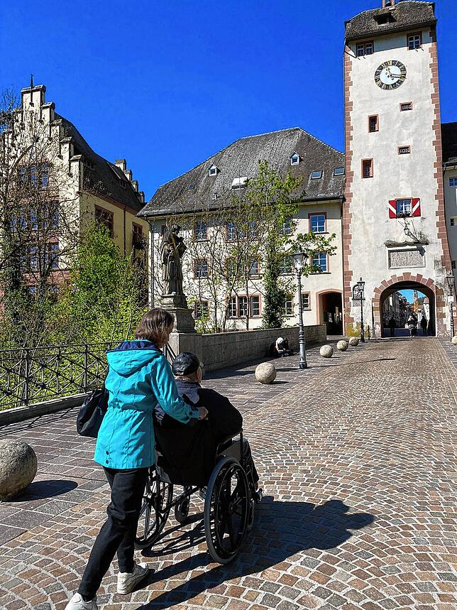 Die Mutter von Olha Panina mit ihrem Großvater beim ersten Spaziergang durch Waldshut.