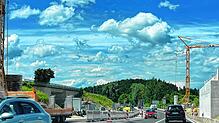 Hier muss die Brücke rein: 50 Meter wird sie etwa lang. Ab August stellt sie endlich wieder eine direkte Verbindung vom Allensbacher ...