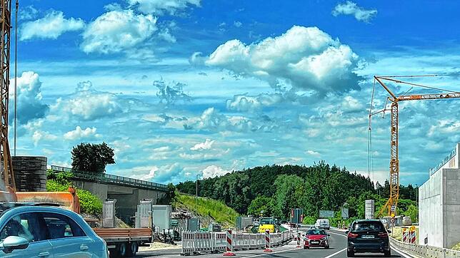 Hier muss die Brücke rein: 50 Meter wird sie etwa lang. Ab August stellt sie endlich wieder eine direkte Verbindung vom Allensbacher ...