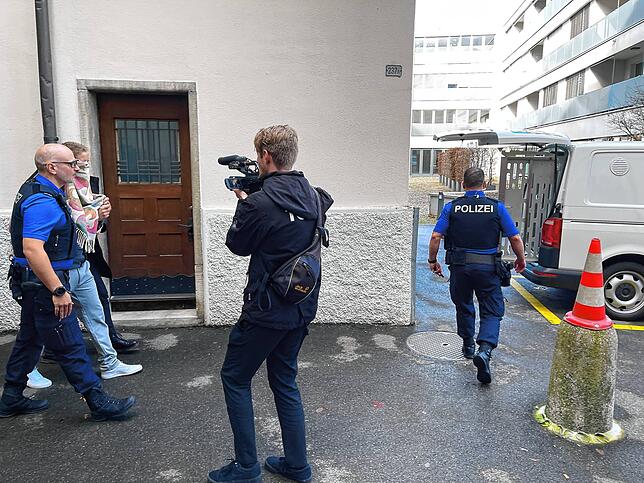 Polizisten führen den Beschuldigten aus dem Gerichtsgebäude in Frauenfeld.
