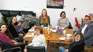 Dogerner Neubürger unterhalten sich im Gemeinde- und Familienzentrum beim Kaffee mit Bürgermeister Fabian Prause (rechts) und Isabelle ...