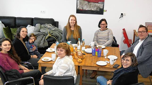 Dogerner Neubürger unterhalten sich im Gemeinde- und Familienzentrum beim Kaffee mit Bürgermeister Fabian Prause (rechts) und Isabelle ...