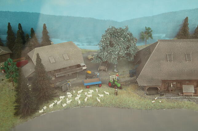 In dem Diorama sind auch viele Figuren von Tieren untergebracht.