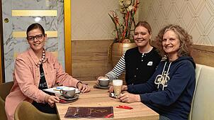 Monika Kaiser und Minna Granacher vom Frauennotruf-Telefon im Landkreis Waldshut (von rechts) sprechen im Interview mit ...