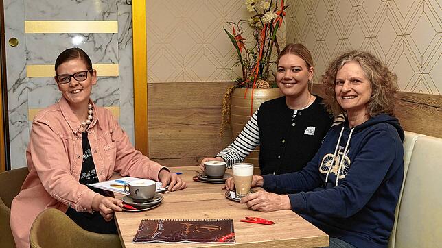 Monika Kaiser und Minna Granacher vom Frauennotruf-Telefon im Landkreis Waldshut (von rechts) sprechen im Interview mit ...