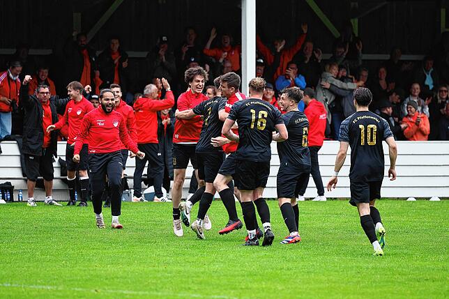 Bild 34: FC Pfaffenweiler feiert nach 2:1-Erfolg Relegationsplatz. Wir waren mit der Kamera dabei.