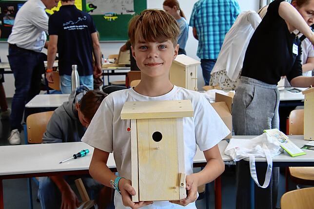 Timo Leber, 12, präsentiert voller Stolz sein fertiges Vogelhäuschen.