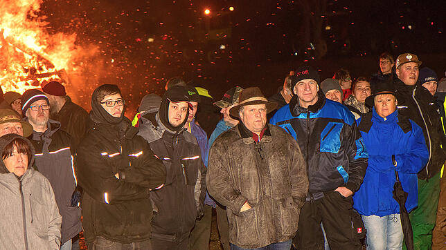Mehr als 200 Landwirte und interessierte Bürger kamen zum Mahnfeuer der Stettener Landjugend auf den Platz vor dem Heuberg-Stadion.