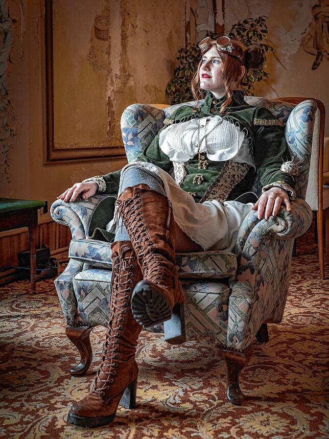 Ein komplettes Outfit auf Maß zu schneidern, das braucht seine Zeit, erklärt Mareike Rademacher. Teilweise mehrere Monate dauert es.
