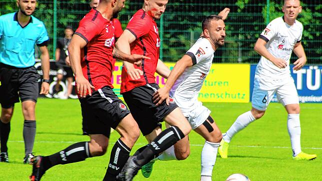 FC 08-Angreifer Nedzad Plavci (rechts) wird in dieser Szene von seinem Göppinger Gegenspieler unsanft gebremst. Plavci erzielt beim ...