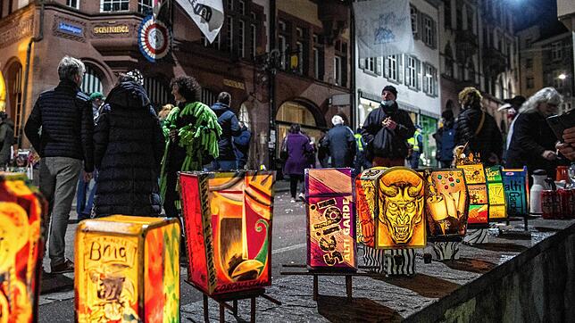 Die Basler Fasnacht beginnt am Montag nach Aschermittwoch um Punkt 4 Uhr morgens und dauert drei Tage. „Die drei scheenste Dääg“ sollen ...