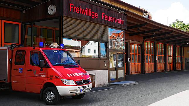 Hinter der Freiwilligen Feuerwehr liegen anstrengende sieben Tage. Alleine am vergangenen Sonntag mussten die Einsatzkräfte acht mal ...