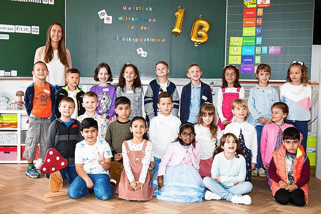 Die 1b Glückspilzklasse der Waldeck-Schule in Singen mit ihrer Klassenlehrerin Sarah Kunze bei ihrer Einschulungsfeier.