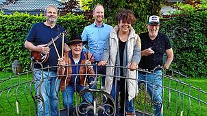 Fünf statt drei Mitglieder spielen in der Band „Oifachso 3.2“. Es ist der erste gemeinsame Auftritt von Rainer Wieland (von links), ...
