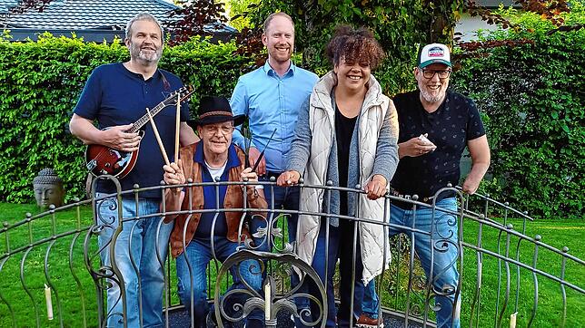 Fünf statt drei Mitglieder spielen in der Band „Oifachso 3.2“. Es ist der erste gemeinsame Auftritt von Rainer Wieland (von links), ...