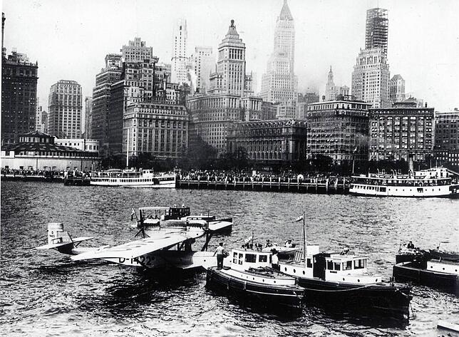 1930 gelang Wolfgang von Gronau der erste Nordatlantikflug mit einem Wal. Hier liegt das Flugboot vor New York.