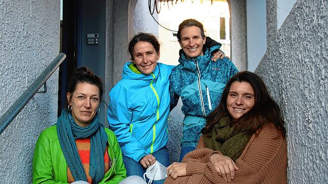Die Hebammen Rahel Stuhlmann, Heidrun Ullmann, Frederike Bohl und Taryn Dominguez (von links) vor der Praxis von Ullmann in der ...