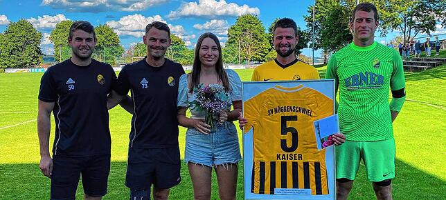 Der „Fünfer“ geht: Die Kapitäne Michael Ebi, Florian Menzel (von links) und Sven Karthan (rechts) verabschiedeten Samuel ...