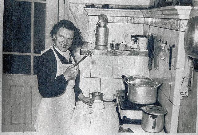 Mit Rühtstab und Milchkännchen: Die Mutter von Barbara Koutny in der Küche ihrer Wohnung in Berlin.