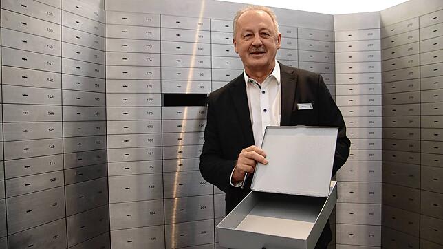 Erik Kurz von der Sparkasse zeigt ein leeres Schließfach im Tresorraum der Stockacher Sparkassenfiliale.