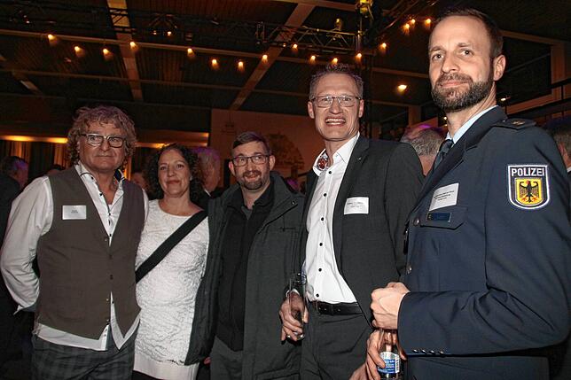 FDP-Stadtrat Harald Ebi, seine Frau und FDP-Kreisvorsitzende Monika Mittich-Ebi, KOnditor Timo Konzelmann, Stephan Aust, ...
