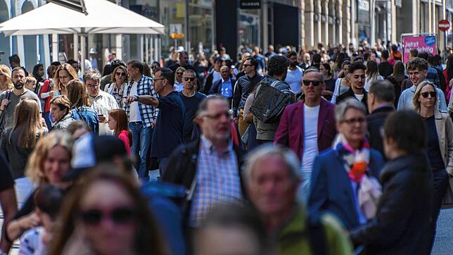 Dichtes Gedränge: Dieses Bild entstand am 16. Mai 2020 in Basel in der Einkaufsmeile Freie Straße. Der Regierungsrat reagiert mit einem ...
