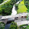 So sieht die neue Donaubrücke an der Stadteinfahrt nach Geisingen von oben aus. Links neben der Donau ist die B 31 in Fahrtrichtung ...