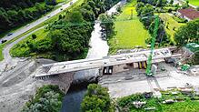 So sieht die neue Donaubrücke an der Stadteinfahrt nach Geisingen von oben aus. Links neben der Donau ist die B 31 in Fahrtrichtung ...
