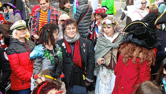Bild 11: Schmotziger Dunschtig: Auf dem Obermarkt fällt das Jakobiner-Tribunal sein Urteil