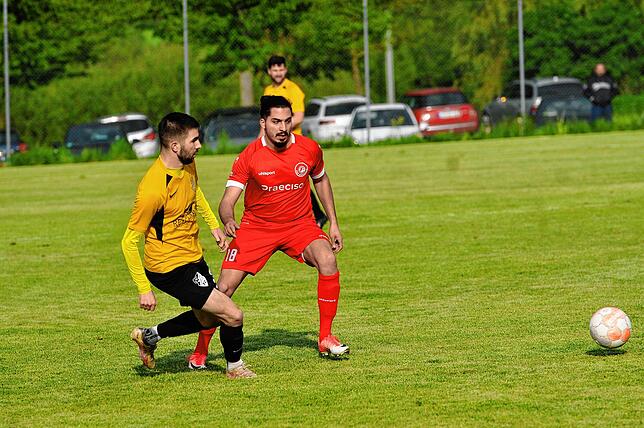 Der FC Bad Dürrheim kam immer einen Tick zu spät, wenn sich der FC Gutmadingen in Strafraumnähe befand, wie Melih Emeksiz erfahren musste